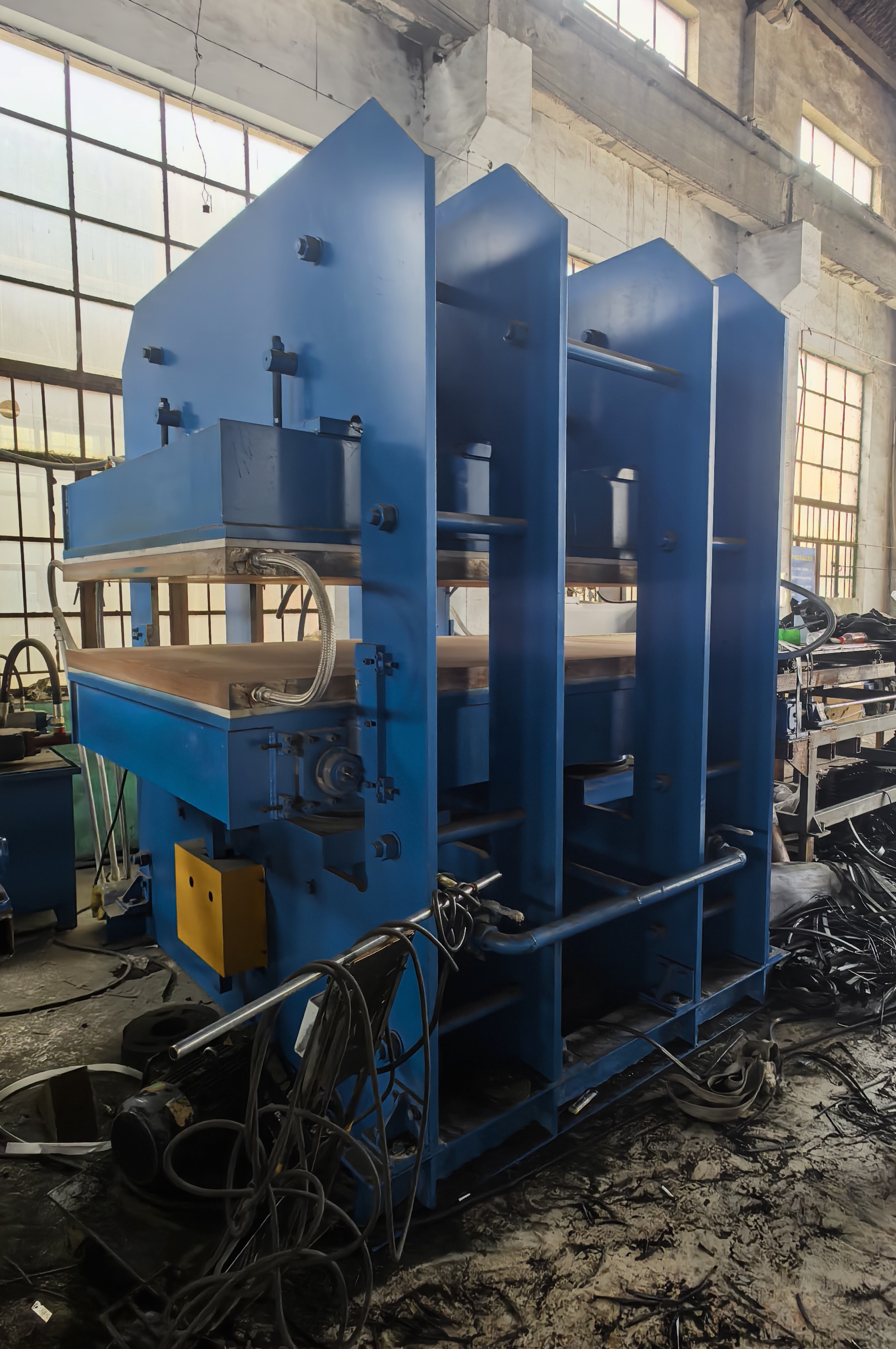 Slat conveyor plate vulcanizing machine